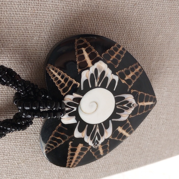Sajen Shiva Shell Hand-Painted Abalone Black Beaded Necklace 48$